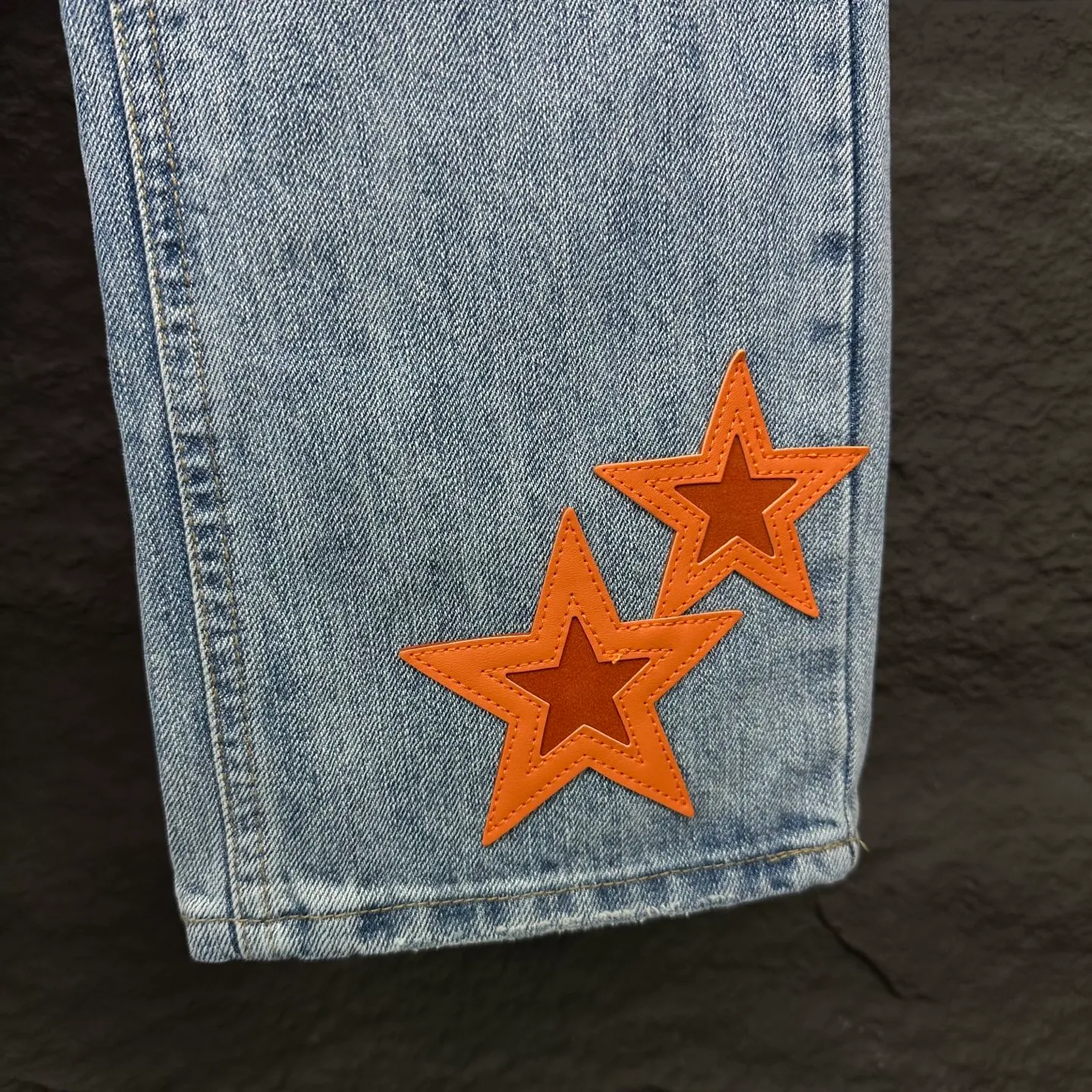 P290 GALLERY DEPT. Co-branded 2025 new limited edition orange star patchwork couple style washed loose jeans 🔥High version🔥High version🔥 Top ceiling quality Styles with different washed textures are very friendly to people with thin legs and thick legs. The straight and loose version is very flattering to the leg shape. Moderate length that never goes out of style, easy and casual to match, basic styling for various styles, a must-have in the wardrobe! The fabric is stiff but also makes the upper body soft without losing texture. The washing process is even more perfect. It is a must-have item for everyone! ! ! Washed wheat, hang tag, pants label, three complete labels, color: blue, size: 28, 30, 32, 34, 36 (five sizes)